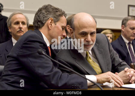 Finanzminister Timothy Geithner spricht mit Federal Reserve Chairman Ben Bernanke während einer House Financial Services Committee Hearing über Themen der öffentlichen Politik durch den Bericht der Lehman-pleite Prüfer auf dem Capitol Hill in Washington am 20. April 2010 angesprochen. UPI/Madeline Marshall Stockfoto