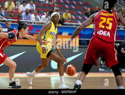 Riga, Lettland. 27 Juni, 2019. Binta Drammeh (C) der Schweden konkurriert im Gruppenspiel zwischen Schweden und Montenegro bei der Basketball-europameisterschaft 2019 Turnier der FIBA Frauen in Riga, Lettland, 27. Juni 2019. Schweden gewann Montenegro von 67-51. Credit: Edijs Palens/Xinhua/Alamy leben Nachrichten Stockfoto