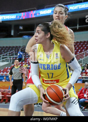 Riga, Lettland. 27 Juni, 2019. Amanda Zahui (vorne) von Schweden konkurriert im Gruppenspiel zwischen Schweden und Montenegro bei der Basketball-europameisterschaft 2019 Turnier der FIBA Frauen in Riga, Lettland, 27. Juni 2019. Schweden gewann Montenegro von 67-51. Credit: Edijs Palens/Xinhua/Alamy leben Nachrichten Stockfoto