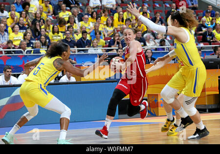 Riga, Lettland. 27 Juni, 2019. Jelena Vucetic (C) von Montenegro konkurriert im Gruppenspiel zwischen Schweden und Montenegro bei der Basketball-europameisterschaft 2019 Turnier der FIBA Frauen in Riga, Lettland, 27. Juni 2019. Schweden gewann Montenegro von 67-51. Credit: Edijs Palens/Xinhua/Alamy leben Nachrichten Stockfoto