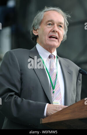 Rep. Edward Markey (D-MA) spricht an der Klima Rally Konzert zu Ehren des 40. Jahrestags des Earth Day, in Washington am 25. April 2010. UPI/Kevin Dietsch Stockfoto