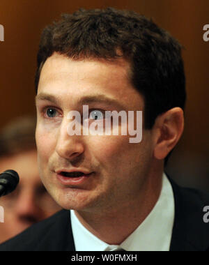 Executive Director der Strukturierten Produkte Gruppe Handel Fabrice Tourre bezeugt vor einem Senat, innere Sicherheit und staatliche Angelegenheiten Ausschuss Anhörung zu Goldman Sachs' Rolle in der Finanzkrisen auf dem Capitol Hill in Washington am 27. April 2010. UPI/Roger L. Wollenberg Stockfoto