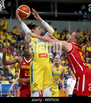 Riga, Lettland. 27 Juni, 2019. Amanda Zahui (C) der Schweden konkurriert im Gruppenspiel zwischen Schweden und Montenegro bei der Basketball-europameisterschaft 2019 Turnier der FIBA Frauen in Riga, Lettland, 27. Juni 2019. Schweden gewann Montenegro von 67-51. Credit: Edijs Palens/Xinhua/Alamy leben Nachrichten Stockfoto