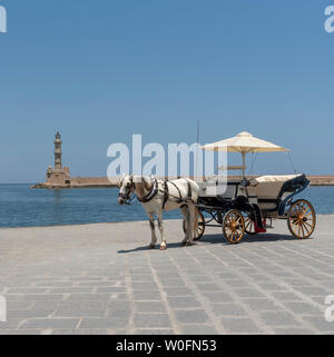 Chania, Kreta, Griechenland, Juni 2019. Kutsche auf dem alten Venetion Hafen in Chania wartenden Fahrgäste auf einer Fahrt zu nehmen. Stockfoto