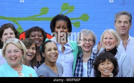 First Lady Michelle Obama (C) posiert für ein Foto mit einem Kongress Club Ehegatten service Event an der Marie Reed Learning Center im Adams Morgan Gemeinschaft im Nordwesten von Washington am 29. April 2010. UPI/Alexis C Glenn Stockfoto