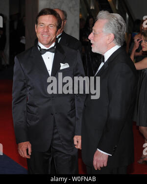 Schauspieler Dennis Quaid (L) und Wolf Blitzer, von CNN, kommen an das Weiße Haus Korrespondenten Abendessen in Washington am 1. Mai 2010. UPI/Alexis C Glenn Stockfoto