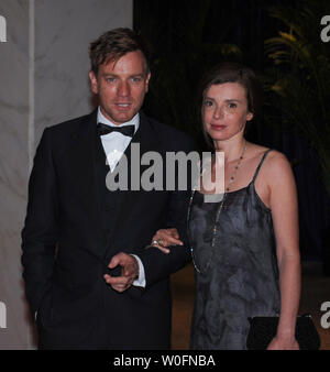 Ewan McGregor und seine Frau Eve Mavrakis kommen an das Weiße Haus Korrespondenten Abendessen in Washington am 1. Mai 2010. UPI/Alexis C Glenn Stockfoto