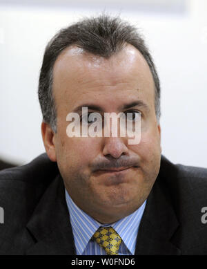 Paul Lemmo, Vice President Business Development bei Lockheed Martin MS2, liefert Erläuterungen bei einem Briefing auf 'Littoral Combat Ship... Ein erschwingliches Design" während der Navy League Sea-Air-Space Ausstellung am nationalen Hafen, Maryland, am 3. Mai 2010. UPI/Roger L. Wollenberg Stockfoto