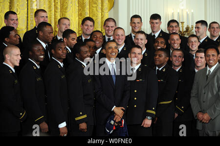 Us-Präsident Barack Obama steht mit dem Team während der siegerehrung der Oberbefehlshaber Trophäe an der US Naval Academy im East Room des Weißen Hauses in Washington am 3. Mai 2010. UPI/Roger L. Wollenberg Stockfoto