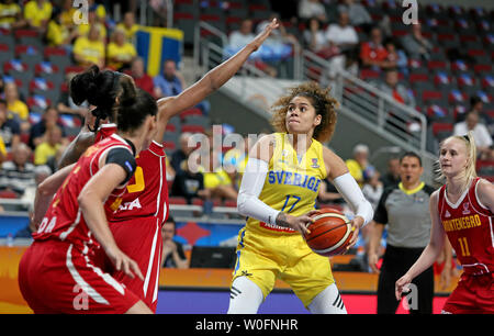 Riga, Lettland. 27 Juni, 2019. Amanda Zahui (C) der Schweden konkurriert im Gruppenspiel zwischen Schweden und Montenegro bei der Basketball-europameisterschaft 2019 Turnier der FIBA Frauen in Riga, Lettland, 27. Juni 2019. Schweden gewann Montenegro von 67-51. Credit: Edijs Palens/Xinhua/Alamy leben Nachrichten Stockfoto