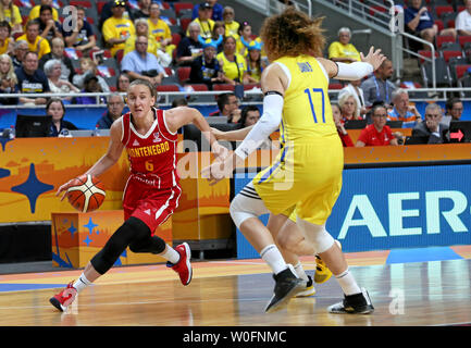 Riga, Lettland. 27 Juni, 2019. Jelena Vucetic (L) von Montenegro durchbricht im Gruppenspiel zwischen Schweden und Montenegro bei der Basketball-europameisterschaft 2019 Turnier der FIBA Frauen in Riga, Lettland, 27. Juni 2019. Schweden gewann Montenegro von 67-51. Credit: Edijs Palens/Xinhua/Alamy leben Nachrichten Stockfoto