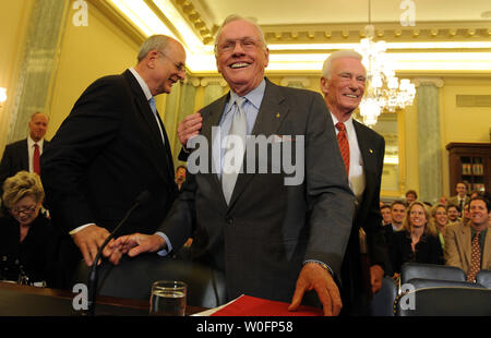 Pensionierter Astronauten Neil Armstrong, Commander der Apollo 11 Mission (C), pensionierter Kapitän Astronaut Eugene Cernan, Kommandant von Apollo 17 Mission (R); und Norman Augustine, Vorsitzender der Überprüfung des US-amerikanischen bemannten Raumfahrt Pläne Ausschuss kommen vor dem Senat Handel, Wissenschaft und Verkehr Ausschuss Anhörung zur Zukunft der US-amerikanischen bemannten Raumfahrt auf dem Capitol Hill in Washington am 12. Mai 2010 zu bezeugen. UPI/Roger L. Wollenberg Stockfoto