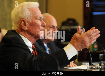 Kapitän Astronaut Eugene Cernan, Kommandant von Apollo 17 Mission, (L) und Norman Augustine, Vorsitzender der Überprüfung des US-amerikanischen bemannten Raumfahrt Pläne Ausschuß zurückgezogen, bezeugen vor dem Senat Handel, Wissenschaft und Verkehr Ausschuss Anhörung zur Zukunft der US-amerikanischen bemannten Raumfahrt auf dem Capitol Hill in Washington am 12. Mai 2010. UPI/Roger L. Wollenberg Stockfoto