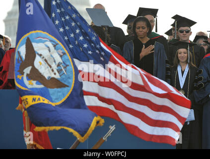 First Lady Michelle Obama steht für die Darstellung von Farben in der Haupttouristenattraktionen der Washington Universität comencement Zeremonie in Washington 2010 Am 16. Mai 2010. UPI/Kevin Dietsch Stockfoto