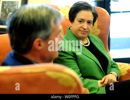 Supreme Court nominee Elena Kagan erfüllt mit Sen Sheldon Whitehouse (D-RI) in seinem Büro auf dem Capitol Hill in Washington am 18. Mai 2010. UPI/Kevin Dietsch Stockfoto