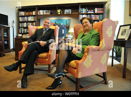 Supreme Court nominee Elena Kagan erfüllt mit Sen Sheldon Whitehouse (D-RI) in seinem Büro auf dem Capitol Hill in Washington am 18. Mai 2010. UPI/Kevin Dietsch Stockfoto