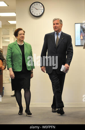 Supreme Court nominee Elena Kagan erfüllt mit Sen Sheldon Whitehouse (D-RI) in seinem Büro auf dem Capitol Hill in Washington am 18. Mai 2010. UPI/Kevin Dietsch Stockfoto