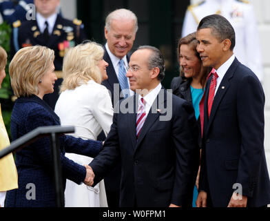 Us-Präsident Barack Obama R) Escorts der mexikanische Präsident Felipe Calderon, als er die Hände schüttelt mit Außenministerin Hillary Clinton (L) und Vizepräsident Joe Biden und Jill Biden Hände schütteln mit mexikanischen First Lady Margarita Zavala während Calderon den Begrüßungszeremonie auf dem Rasen des Weißen Hauses in Washington am 19. Mai 2010. Die beiden Regierungschefs plädierten Zusammenarbeit im Bereich Einwanderung und Drug Wars auf beiden Seiten der Grenze. UPI/Pat Benic Stockfoto