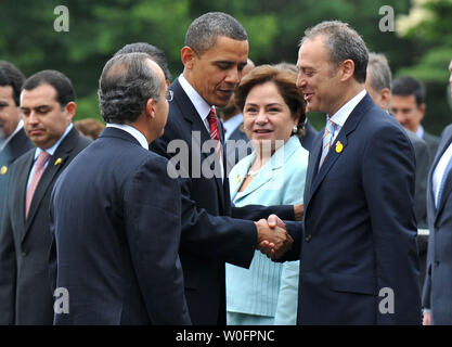 Us-Präsident Barack Obama (C) begrüßt die Mitglieder der Mexikanischen Delegation als der mexikanische Präsident Felipe Calderon (L) steht während der Begrüßungszeremonie auf dem Rasen des Weißen Hauses in Washington am 19. Mai 2010. UPI/Kevin Dietsch Stockfoto