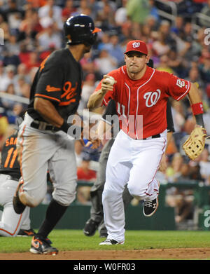 Washington Nationals Ryan Zimmerman (11) läuft nach der Baltimore Orioles Corey Patterson, der Versuch war, nach Hause zu stehlen, während des vierten Inning an den Angehörigen Park in Washington am 21. Mai 2010. Patterson, wurde an der dritten Base markiert. UPI/Alexis C Glenn Stockfoto