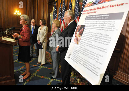 Gesundheit und Soziale Dienste Secretary Kathleen Sebelius (L), von Dr. Ben Williamowsky, Sprecher des Repräsentantenhauses Nancy Pelosi (D-CA), Barbara Kennely mit den nationalen Ausschuß trat auf Soziale Sicherheit erhalten und Medicare und Haus-Majorität Führer Steny Hoyer (D-MD), auf einer Pressekonferenz in nutzen und Missverständnisse der Erschwinglich und Medicare in Washington am 26. Mai 2010 diskutieren. UPI/Kevin Dietsch Stockfoto