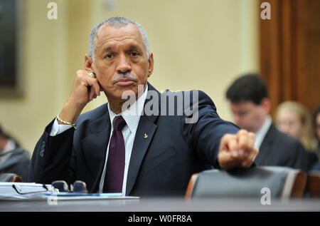 NASA-Administrator Charles Bolden Jr. bezeugt vor einem Haus der Wissenschaft und Technologie Ausschuss Anhörung über die Zukunft der bemannten Raumfahrt der NASA in Washington am 26. Mai 2010. UPI/Kevin Dietsch Stockfoto