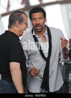 Lionel Richie spricht zu einem Mitglied der Crew, als er für die National Memorial Tag Konzert auf dem West Rasen der U.S. Capitol in Washington am 29. Mai 2010 probt. UPI/Alexis C Glenn Stockfoto