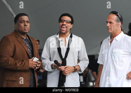 Lionel Richie (C) spricht für die Mannschaft, als er für die National Memorial Tag Konzert auf dem West Rasen der U.S. Capitol in Washington am 29. Mai 2010 probt. UPI/Alexis C Glenn Stockfoto