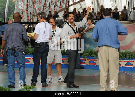 Lionel Richie (2. R) spricht für die Mannschaft, als er für die National Memorial Tag Konzert auf dem West Rasen der U.S. Capitol in Washington am 29. Mai 2010 probt. UPI/Alexis C Glenn Stockfoto
