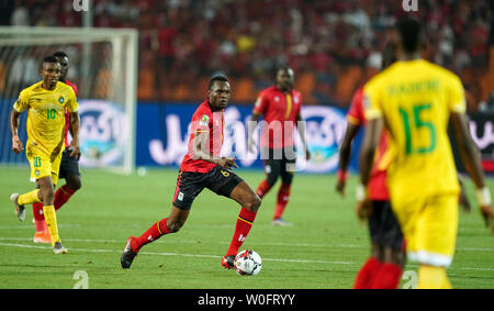 Kairo, Ägypten. 26 Juni, 2019. Taddeo Lwanga von Uganda während der 2019 Afrika Cup der Nationen Übereinstimmung zwischen Uganda und Simbabwe im Cairo International Stadium in Kairo, Ägypten. Ulrik Pedersen/CSM/Alamy leben Nachrichten Stockfoto