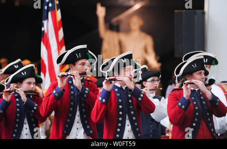 Eine marching band in der Amerikanischen Revolution Uniformen gekleidet ausführen, bevor die 24 Kinder aus 18 Ländern den Eid der Treue an einer Einbürgerung Zeremonie an der Smithsonian nationalen Museum der amerikanischen Geschichte in Washington am 12. Juni 2010. UPI/Alexis C Glenn Stockfoto