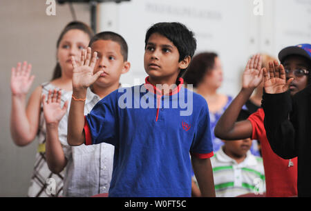 24 Kinder aus 18 Ländern den Eid der Treue an einer Einbürgerung Zeremonie an der Smithsonian nationalen Museum der amerikanischen Geschichte in Washington am 12. Juni 2010. UPI/Alexis C Glenn Stockfoto