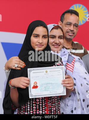 Khadija Mint Tolba (L), in Mauretanien geboren, hält Ihren Staatsbürgerschaftsnachweis, nachdem Sie und 24 Kinder aus 18 Ländern den Eid der Treue an einer Einbürgerung Zeremonie an der Smithsonian nationalen Museum der amerikanischen Geschichte in Washington am 12. Juni 2010 stattfand. UPI/Alexis C Glenn Stockfoto