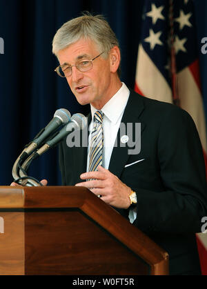 John McHugh, Sekretär der Armee, liefert Erläuterungen an die Armee Geburtstag Kuchen schneiden Zeremonie zu Ehren der 235Th birthday der US-Armee im Innenhof des Pentagon in Arlington, Virginia, am 14. Juni 2010. UPI/Roger L. Wollenberg Stockfoto