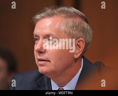 Senator Lindsey Graham (R-SC) liefert seine Eröffnung am ersten Tag der Anhörung Supreme Court nominee Elena's Kagan vor dem Senat-rechtsausschusse auf dem Capitol Hill in Washington am 28. Juni 2010. Kagen ist Präsident Obamas Wahl zu ersetzen zurückziehen Gerechtigkeit John Paul Stevens. UPI/Kevin Dietsch Stockfoto