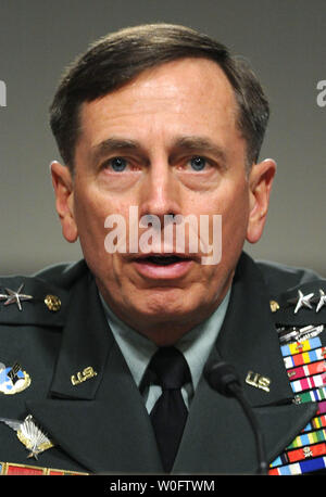 General David Petraeus bezeugt während seiner Anhörung vor dem Senat Armed Services Committee reapportioned als Befehlshaber der internationalen Schutztruppe und der US-Streitkräfte in Afghanistan, auf dem Capitol Hill in Washington am 29. Juni 2010. UPI/Kevin Dietsch Stockfoto