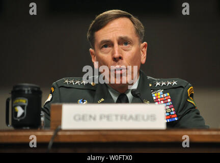 General David Petraeus bezeugt während seiner Anhörung vor dem Senat Armed Services Committee reapportioned als Befehlshaber der internationalen Schutztruppe und der US-Streitkräfte in Afghanistan, auf dem Capitol Hill in Washington am 29. Juni 2010. UPI/Kevin Dietsch Stockfoto