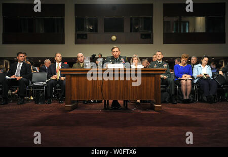 General David Petraeus bezeugt während seiner Anhörung vor dem Senat Armed Services Committee reapportioned als Befehlshaber der internationalen Schutztruppe und der US-Streitkräfte in Afghanistan, auf dem Capitol Hill in Washington am 29. Juni 2010. UPI/Kevin Dietsch Stockfoto