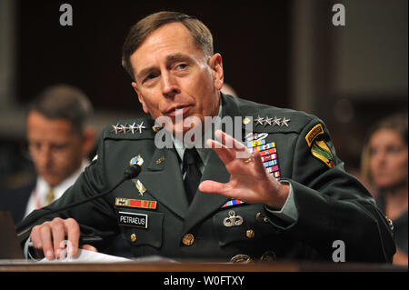 General David Petraeus bezeugt während seiner Anhörung vor dem Senat Armed Services Committee reapportioned als Befehlshaber der internationalen Schutztruppe und der US-Streitkräfte in Afghanistan, auf dem Capitol Hill in Washington am 29. Juni 2010. UPI/Kevin Dietsch Stockfoto