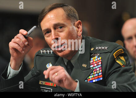 General David Petraeus bezeugt während seiner Anhörung vor dem Senat Armed Services Committee reapportioned als Befehlshaber der internationalen Schutztruppe und der US-Streitkräfte in Afghanistan, auf dem Capitol Hill in Washington am 29. Juni 2010. UPI/Kevin Dietsch Stockfoto