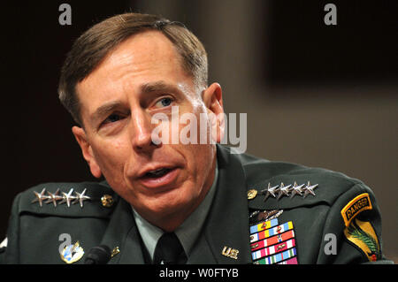 General David Petraeus bezeugt während seiner Anhörung vor dem Senat Armed Services Committee reapportioned als Befehlshaber der internationalen Schutztruppe und der US-Streitkräfte in Afghanistan, auf dem Capitol Hill in Washington am 29. Juni 2010. UPI/Kevin Dietsch Stockfoto