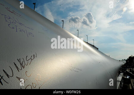 Ein General Electric (GE) Windenergieanlage wird angezeigt, mit Signaturen, außerhalb Staatsangehörigen Stadion in Washington am 29. Juni 2010. Die Anzeige ermuntert die öffentliche Unterstützung für die Windenergie in den USA UPI/Alexis C Glenn zu zeigen Stockfoto