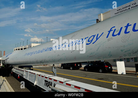 Ein General Electric (GE) Windenergieanlage wird angezeigt, mit Signaturen, außerhalb Staatsangehörigen Stadion in Washington am 29. Juni 2010. Die Anzeige ermuntert die öffentliche Unterstützung für die Windenergie in den USA UPI/Alexis C Glenn zu zeigen Stockfoto