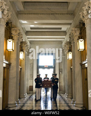 Die Flagge - drapierte Sarg mit Senator Robert Byrd, D-WV, fließt durch die US-Kapitol in Washington am 1. Juli 2010. Byrd, der mit 92 gestorben und war die längste Senator in der Geschichte dienen, in Ruhe im Plenarsaal des Senats liegen wird, bis er zu West Virginia später heute bewegt wird. UPI/Roger L. Wollenberg Stockfoto