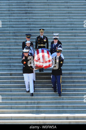 Die Flagge - drapierte Sarg von Senator Robert Byrd (D-WV) ist aus dem Senat Kammer am Kapitol in Washington am 1. Juli 2010. Byrd starb mit 92 und war die längste Senator in der Geschichte dienen. UPI/Alexis C Glenn Stockfoto