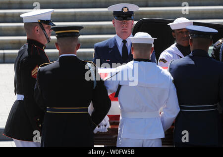 Die Flagge - drapierte Sarg von Senator Robert Byrd (D-WV) ist aus dem Senat Kammer am Kapitol in Washington am 1. Juli 2010. Byrd starb mit 92 und war die längste Senator in der Geschichte dienen. UPI/Alexis C Glenn Stockfoto