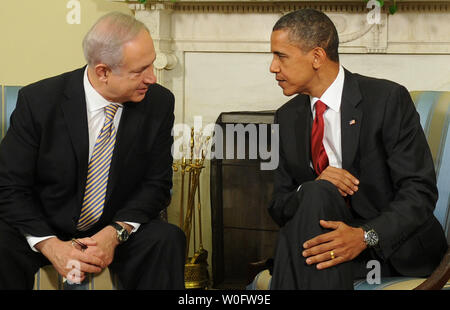 Us-Präsident Barack Obama (R) trifft sich mit dem israelischen Ministerpräsidenten Benjamin Netanjahu im Oval Office im Weißen Haus in Washington am 6. Juli 2010. UPI/Kevin Dietsch Stockfoto