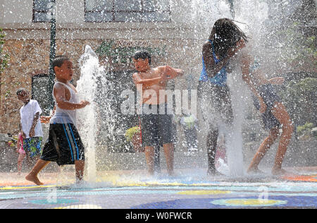 Kinder spielen in einem Brunnen in Silver Spring, Maryland am 7. Juli 2010. Die D.C. Metro Region ist in seinem zweiten Tag der 3-stellige Temperaturen von der Ostküste in die Klauen der Hitzewelle gefangen. UPI/Kevin Dietsch Stockfoto