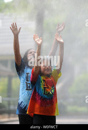 Kinder spielen in einem Nebel Brunnen an der National Zoo in Washington am 7. Juli 2010. Die D.C. Metro Region ist in seinem zweiten Tag der 3-stellige Temperaturen von der Ostküste in die Klauen der Hitzewelle gefangen. UPI/Kevin Dietsch Stockfoto