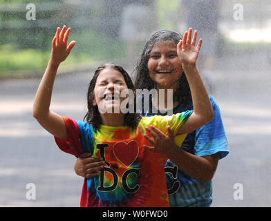 Kinder spielen in einem Nebel Brunnen an der National Zoo in Washington am 7. Juli 2010. Die D.C. Metro Region ist in seinem zweiten Tag der 3-stellige Temperaturen von der Ostküste in die Klauen der Hitzewelle gefangen. UPI/Kevin Dietsch Stockfoto